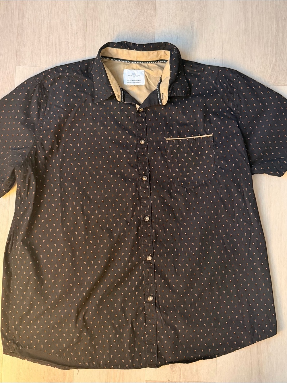 Men's Black Short-Sleeve Button-Down Shirt with Subtle Palm Tree Print